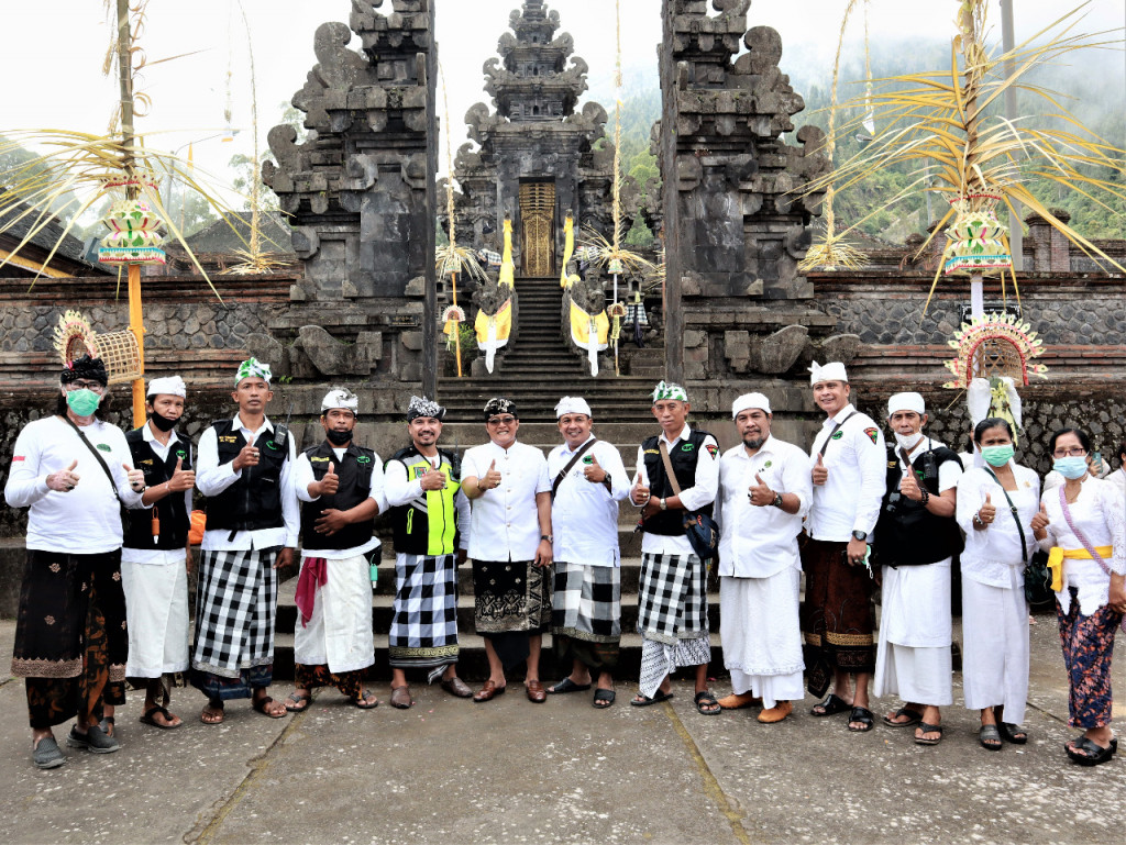 Bupati Nyoman Giri Prasta Tangkil ke Pura Pasar Agung, Harapkan Pengempon Bersatu, Siap Fasilitasi Rencana Pembangunan Jalan Menuju Pura